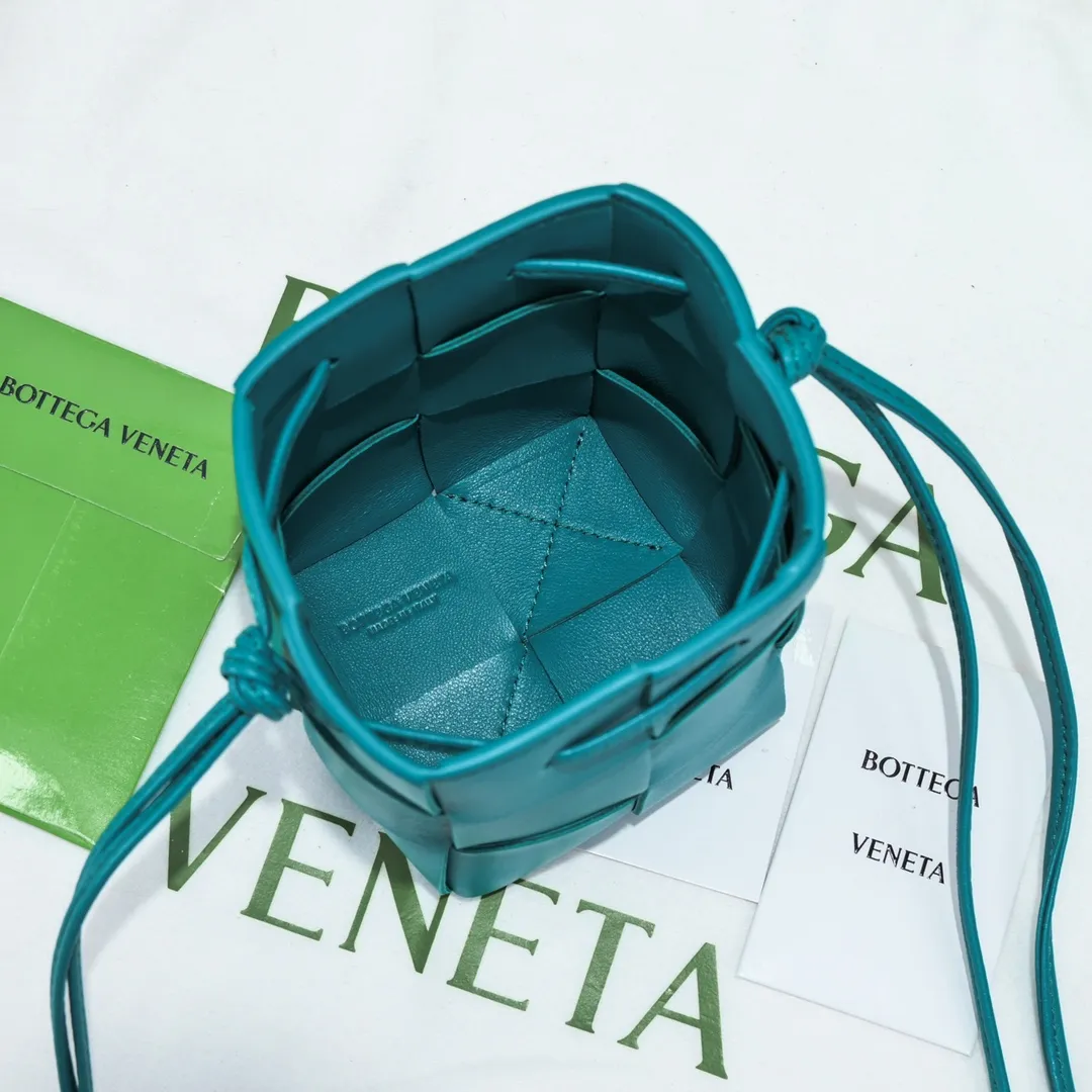 Small shining blue 🔻Bottega veneta* new woven small bucket bag latest series# The square bag shape is matched with classic woven elements, drawstring design, minimalism, and has a very large capacity. Every color is beautiful, it is simple and elegant but has a cool style. It can be used by both men and women, and the upper body is fashionable and classy! Style number: 6611# Large size: 14*9*9cm